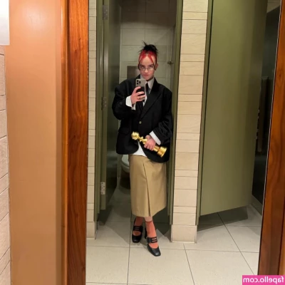 Billie Eilish [ billie-eilish ] - Back shots are our bestfriend