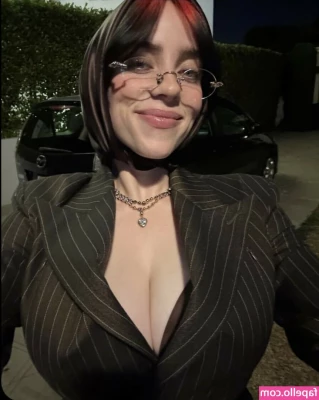 Billie Eilish [ billie-eilish ] - G string booty 😉🔥