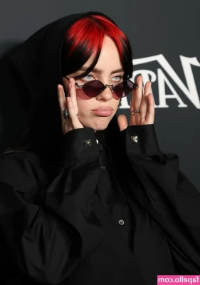 Billie Eilish [ billie-eilish ] - Get naked. I got a plan . 😁