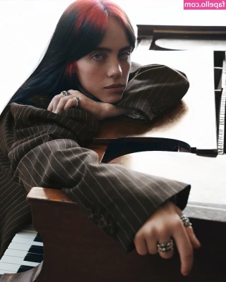 Billie Eilish [ billie-eilish ] - Good morning lover, what would you like to do together in bed? 😍