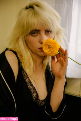 Billie Eilish [ billie-eilish ] - Who wants to spend a hot moment with me?