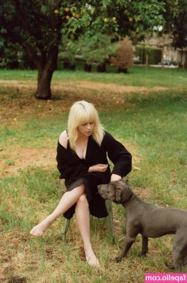Billie Eilish [ billie-eilish ] - Any feet lovers online?🦶🏽👅