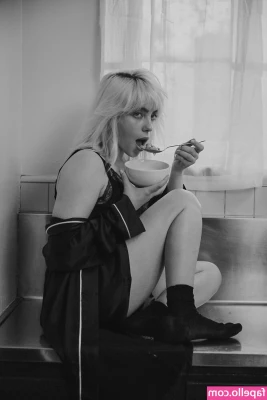 Billie Eilish [ billie-eilish ] - Who wants to video call? 😈