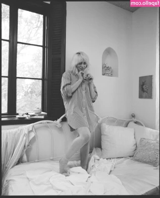 Billie Eilish [ billie-eilish ] - Hola bebés de luz  Quieren en vivo el jueves  Se me ocurre tipo 4 pm