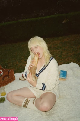 Billie Eilish [ billie-eilish ] - Good morning ☀️  I haven’t pain anything in a whillle But it