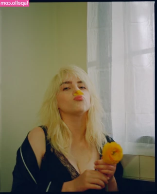 Billie Eilish [ billie-eilish ] - This jeans make me ass look bigger baby? ❤️