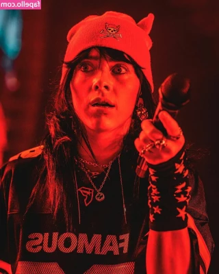 Billie Eilish [ billie-eilish ] - Going live tonight 9 30 pm    Topics on tonight s live stream  boobs 