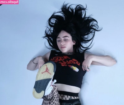 Billie Eilish [ billie-eilish ] - It rubs the lotion on it's skin