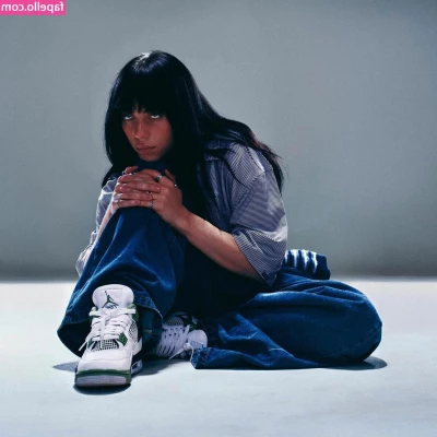 Billie Eilish [ billie-eilish ] - I got caught in the backyard! Watch this cute kitty suck this