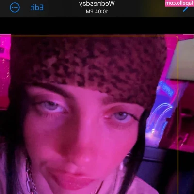 Billie Eilish [ billie-eilish ] - Un selfino ogni tanto ci vuole  mettiamo le   in risalto