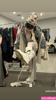 Billie Eilish [ billie-eilish ] - Good morning  let s take that tasty bath to start the day well