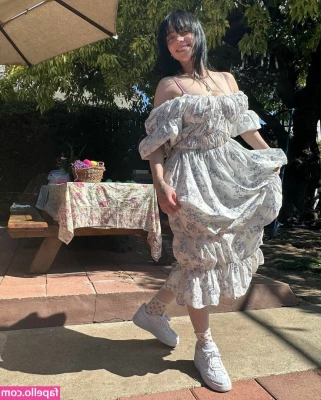 Billie Eilish [ billie-eilish ] - Had a hard time with slow wifi at con.