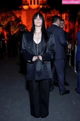 Billie Eilish [ billie-eilish ] - What do you imagine when you jerk off?🤭