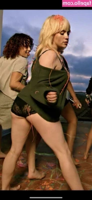 Billie Eilish [ billie-eilish ] - Dam these cold Titties need some warm hands