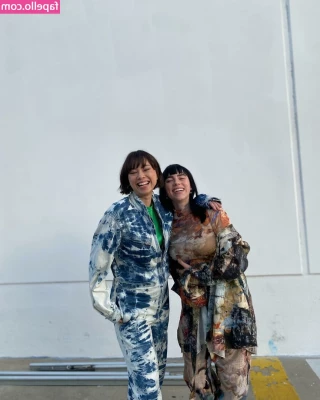 Billie Eilish [ billie-eilish ] - Who's are bigger? 🍉