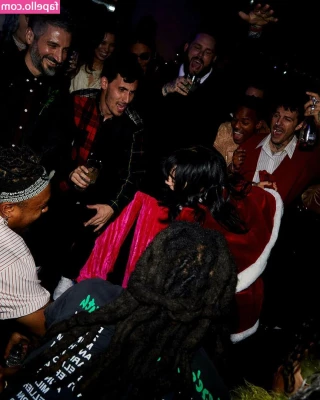 Billie Eilish [ billie-eilish ] - Baby check your DM ...I have a surprise for u 🎁💦😘
