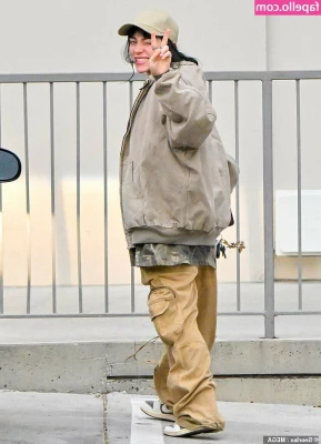 Billie Eilish [ billie-eilish ] - If I’m gonna pull one boob out, I might as well get them both out
