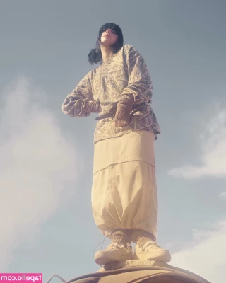 Billie Eilish [ billie-eilish ] - Playing with my glass toys   I love the feeling of my cold glass toys
