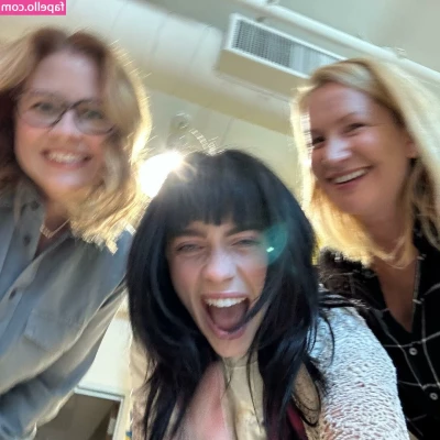 Billie Eilish [ billie-eilish ] - The glorious Android titties! 😘