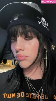 Billie Eilish [ billie-eilish ] - I now have the best toy, a copy of 🍆 @vicats