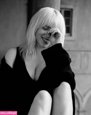 Billie Eilish [ billie-eilish ] - More feeeeeeets and butt