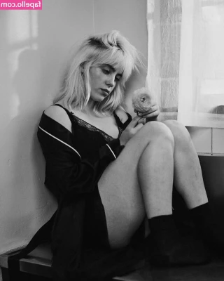 Billie Eilish [ billie-eilish ] - Happy Fridayyyy here’s a lil booty shaking action from my cam show