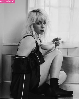 Billie Eilish [ billie-eilish ] - Look at our tight little pussys @amygreen