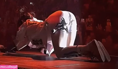 Billie Eilish [ billie-eilish ] - Hello? ….. give me 100 likes to post it without the hand!