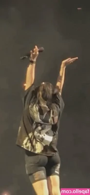 Billie Eilish [ billie-eilish ] - Look what I found   Another video from my red sheet day    I forgot