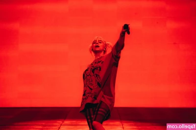 Billie Eilish [ billie-eilish ] - horny at the restaurant and DMing out some uncensored topless pics