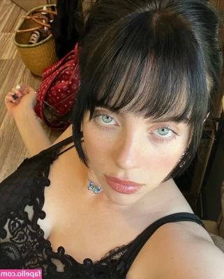 Billie Eilish [ billie-eilish ] - Que video os gusta más  Desnudita en exterior