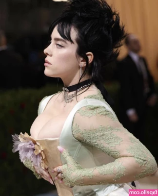 Billie Eilish [ billie-eilish ] - Body goals! Who wants to see it !
