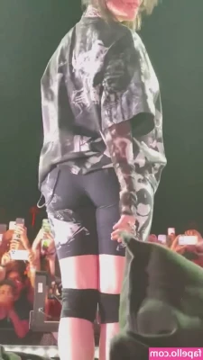 Billie Eilish [ billie-eilish ] - The heater in my room sucks, it's a tit bit nippley in here 🥶