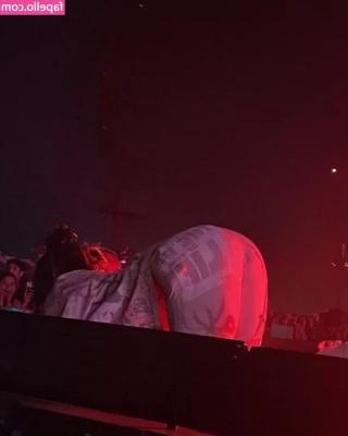 Billie Eilish [ billie-eilish ] - First ever seen of this kitten making love on camera  If you watch