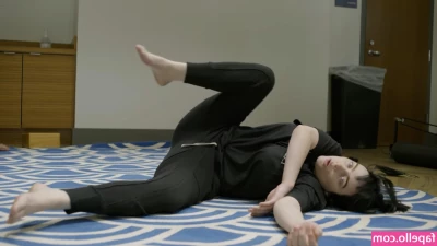 Billie Eilish [ billie-eilish ] - I get to like my booty! Fishnets are not my prio but it looks nice i