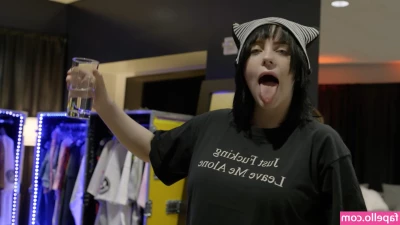 Billie Eilish [ billie-eilish ] - Have a good night with something super rare today. A pussy picture