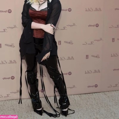 Billie Eilish [ billie-eilish ] - Fazendo exame de holter xD Espero q isso nao me deixe menos sexy pra