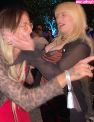 Billie Eilish [ billie-eilish ] - Leave a handprint