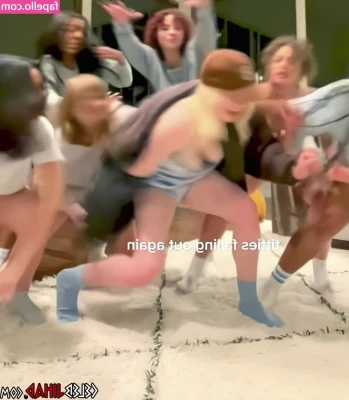 Billie Eilish [ billie-eilish ] - Had so much fun playing with my new Lovense toy   Links to this and
