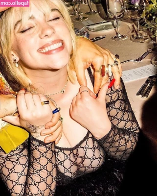 Billie Eilish [ billie-eilish ] - Hot pants     alert