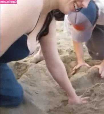 Billie Eilish [ billie-eilish ] - Will you let this lady cum just by herself? 😏