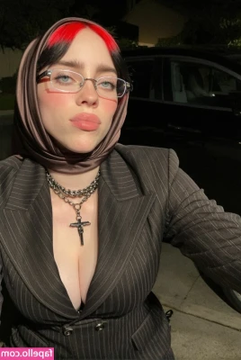 Billie Eilish [ billie-eilish ] - Tease me, squeeze me? I could really use your hands here instead of