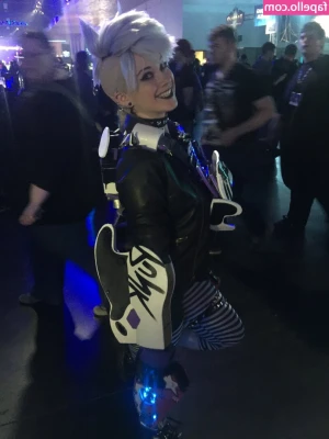 Sexy_Aymee [ sexy-aymee ] - gettin too big to shirt tease