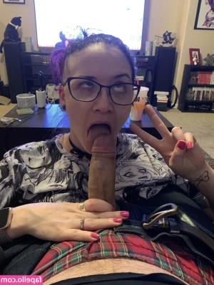 Sexy_Aymee [ sexy-aymee ] - Would you rather cum in my tight pussy, or on my soft curvy body? 🌸