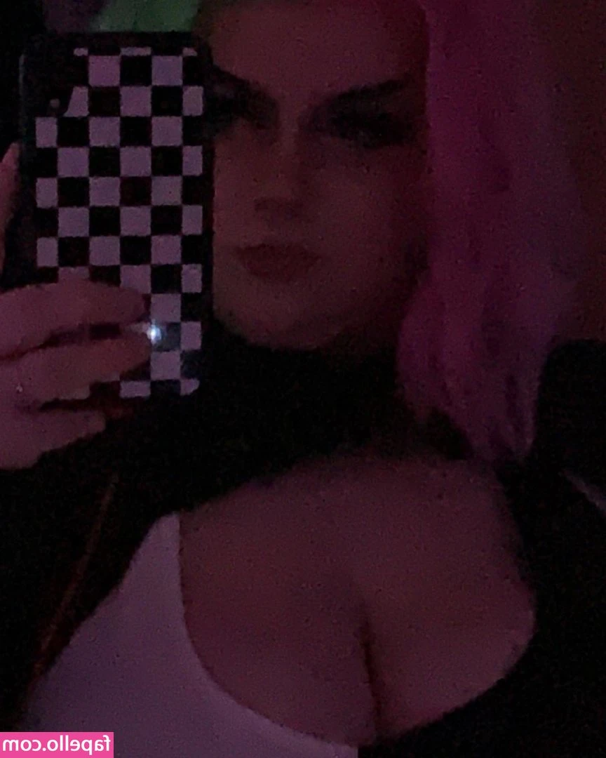 Hollie Jones [ hollie-jones ] - Sending some nudey pics to subs with renew on tonight, so better get