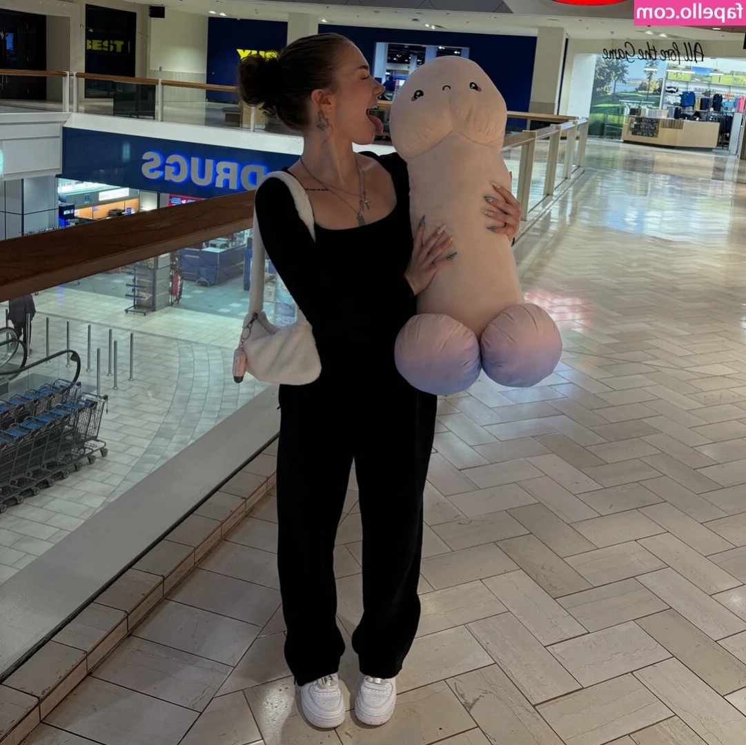 Brunettebhabie [ brunettebhabie-3 ] - Good afternoon you sexy  horny man  hows your day going  come and
