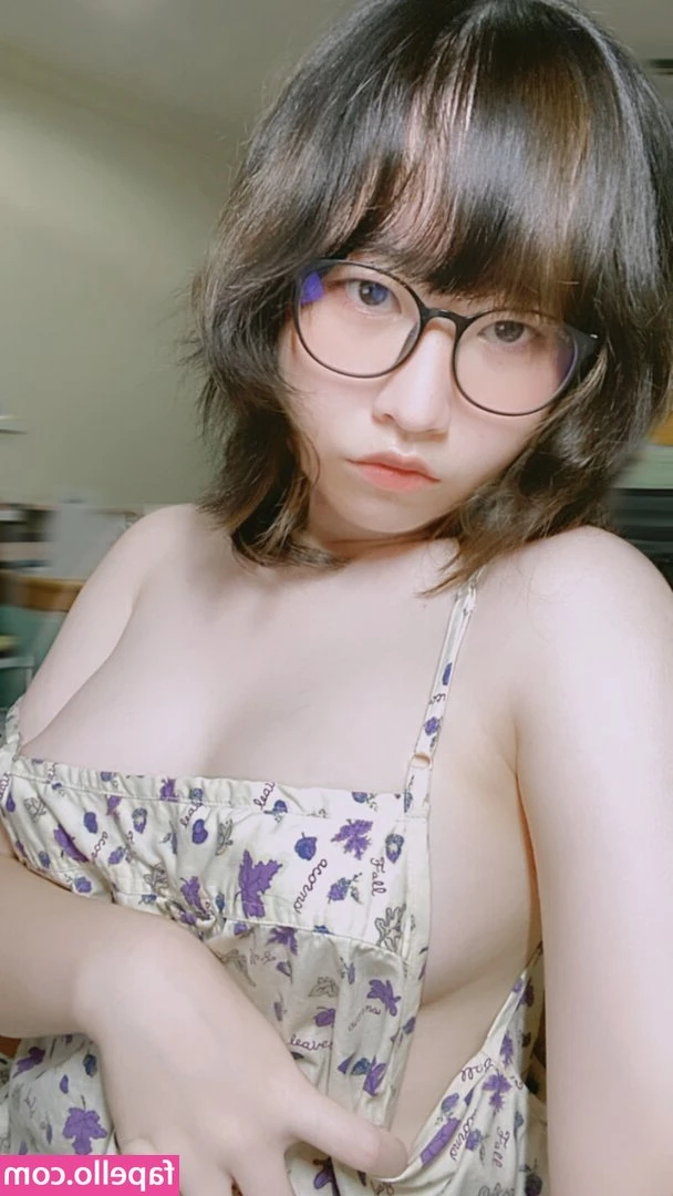BunnieRennie - just a pic id send you if i were your gf