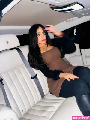arabbdoll - Tip this post $10 to watch me play with my pussy at the chic fil a