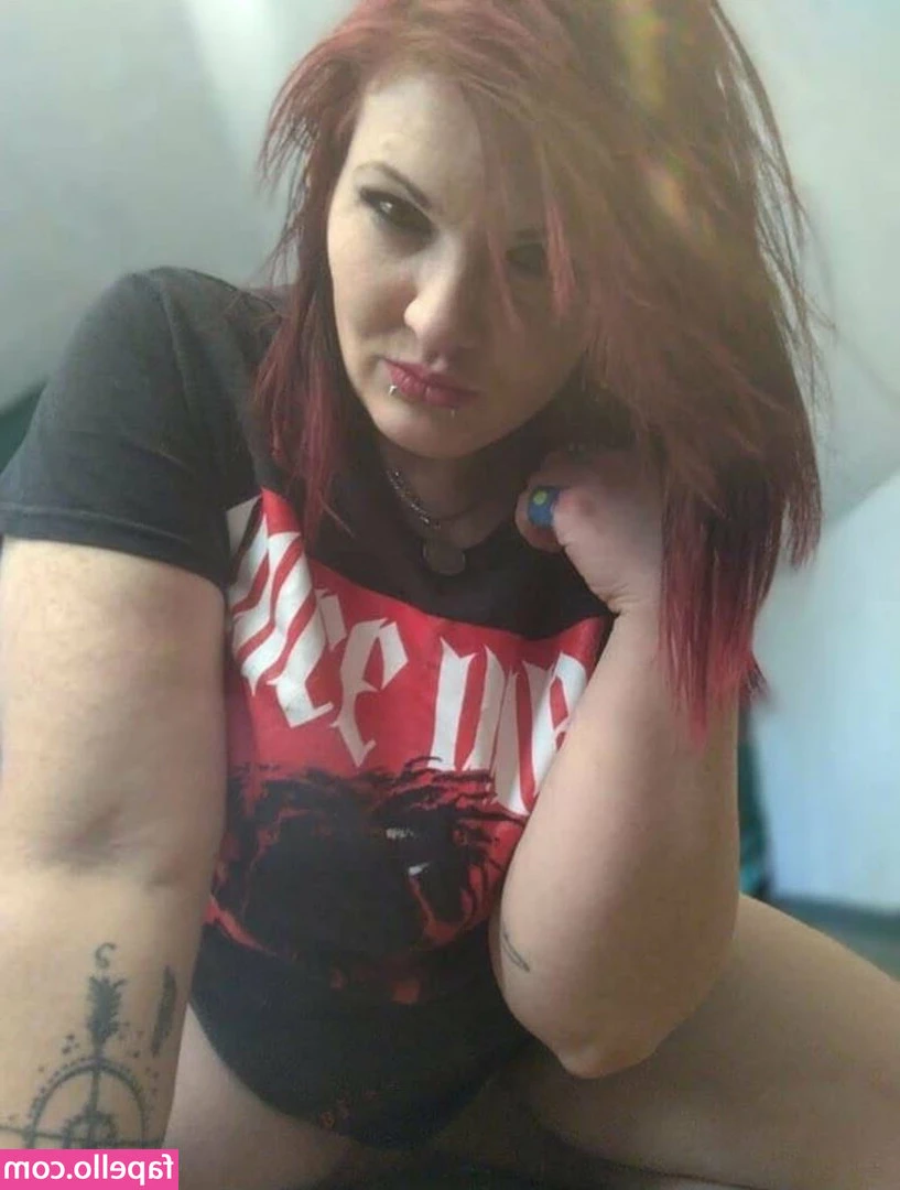 GothyMommie - What do you think about ads for other girls on my page? The ads help