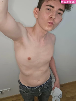 Prettyboi2000x - Selfies from a few years ago! 😜